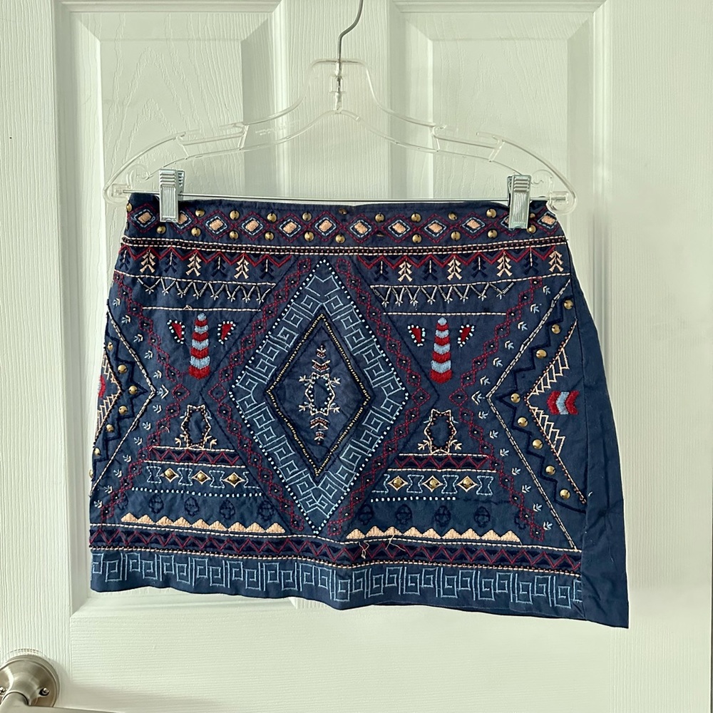 Mini skirt with embroidery details